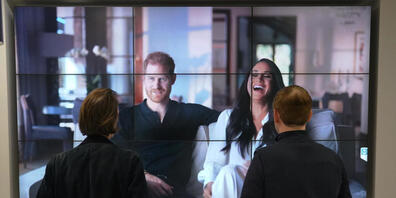 Büroangestellte sehen sich die Netflix-Doku «Harry  Meghan» an. Wut und Enttäuschung dominieren in Großbritannien nach den ersten Folgen der Netflix-Doku «Harry  Meghan». Foto: Jonathan Brady/PA/dpa