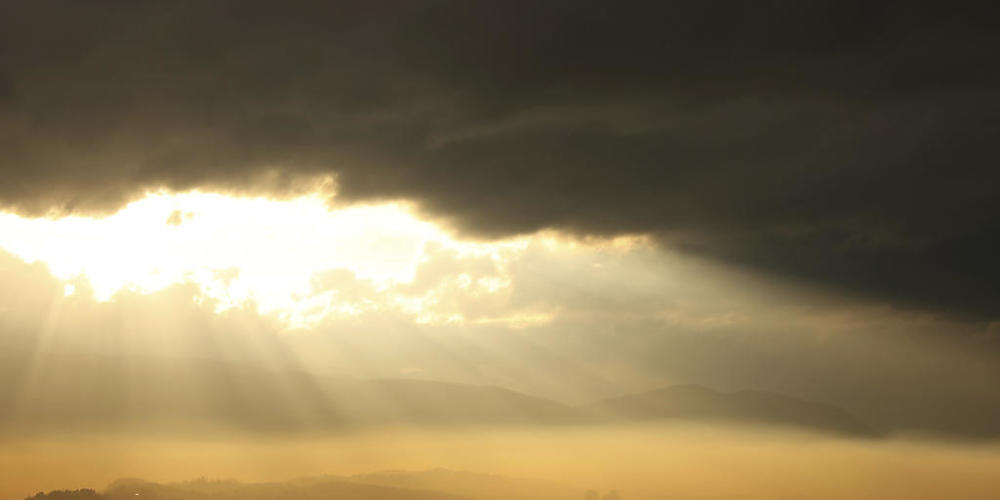 ARCHIV - Die Hauptstadt von Bosnien-Herzegowina bei Sonnenuntergang. Die Europäische Union hat das Balkanland Bosnien-Herzegowina offiziell in den Kreis der Beitrittskandidaten aufgenommen. Foto: Armin Durgut/AP/dpa