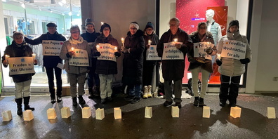 Mit Kerzen und Friedensbotschaften trotzten gestern Mittwochabend 14 Personen der Kälte, die gegenüber dem Bahnhof Wattwil herrschte. Still standen sie eine halbe Stunde, um auf die Verfolgung von Christen und anderen Gläubigen hinzuweisen. 