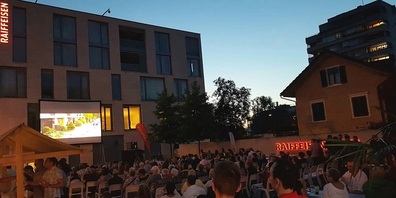 Raiffeisen-Mitglieder profitieren auch von zahlreichen Veranstaltungen, zu denen sie eingeladen werden. Hier im Bild das Openair Kino auf dem Raiffeisenplatz in Niederuzwil.