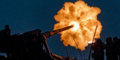 dpatopbilder - Ukrainische Soldaten beschießen russische Stellungen nahe der Stadt Bachmut im Donbass mit einer Haubitze. Foto: Libkos/AP/dpa