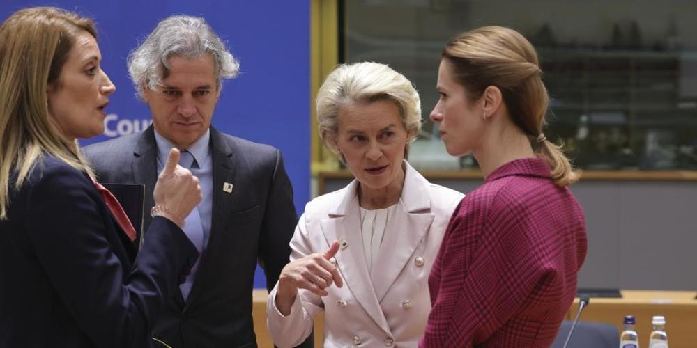 Roberta Metsola (l-r), Präsidentin des Europäischen Parlaments, Sloweniens Ministerpräsident Robert Golob, EU-Kommissionspräsidentin Ursula von der Leyen und Kaja Kallas, Ministerpräsidentin von Estland. Foto: Olivier Matthys/AP/dpa