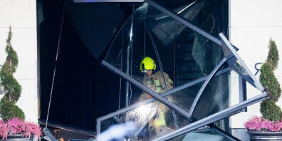 Ein Feuerwehrmann begutachtet Trümmer in einem Hotel an der Karl-Liebknecht-Straße. In dem Hotel war ein riesiges Aquarium geplatzt. Foto: Christoph Soeder/dpa