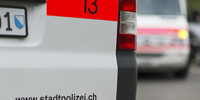Auf dem Weg zu einem möglichen Einbruch ist am Mittwochabend in Zürich ein Polizeiauto mit einem Personenwagen kollidiert. (Symbolbild)