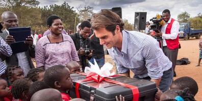 Die Roger Federer Foundation hilft Kindern auf der ganzen Welt. Jetzt hat die Förderstiftung 40'000 Franken für Flüchtlingskinder in Bündner Sportvereinen gesprochen. (Archivbild)