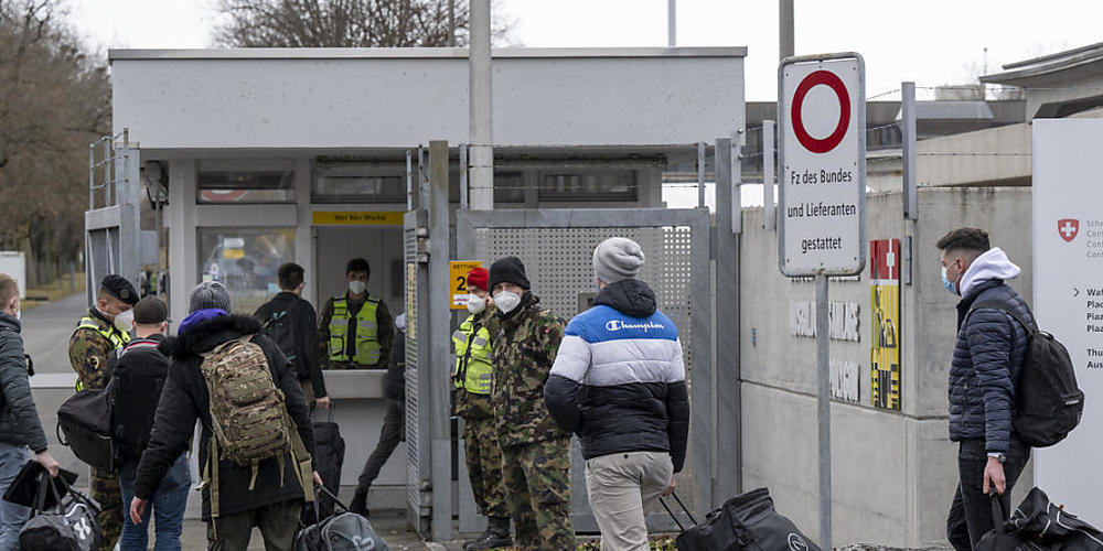Rekruten im Januar dieses Jahres am Eingang zur Kaserne Thun, wo ab Februar des kommenden Jahres auch Flüchtlinge untergebracht werden sollen. (Archivbild)