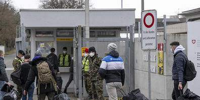 Rekruten im Januar dieses Jahres am Eingang zur Kaserne Thun, wo ab Februar des kommenden Jahres auch Flüchtlinge untergebracht werden sollen. (Archivbild)