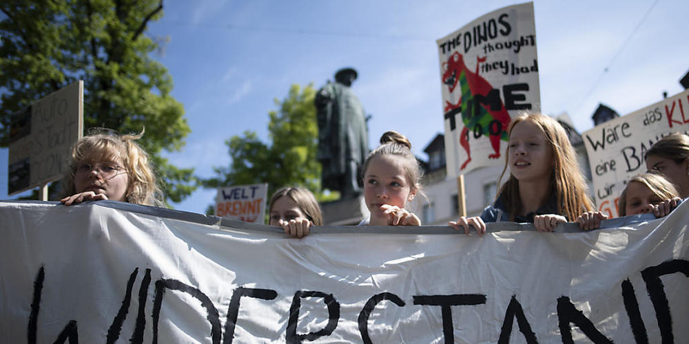 Die weltweiten Klimastreiks bewegten auch die Stadt St. Gallen: Jugendliche im Mai 2019 am Klimastreiktag vor dem Vadian Denkmal. (Archivbild)