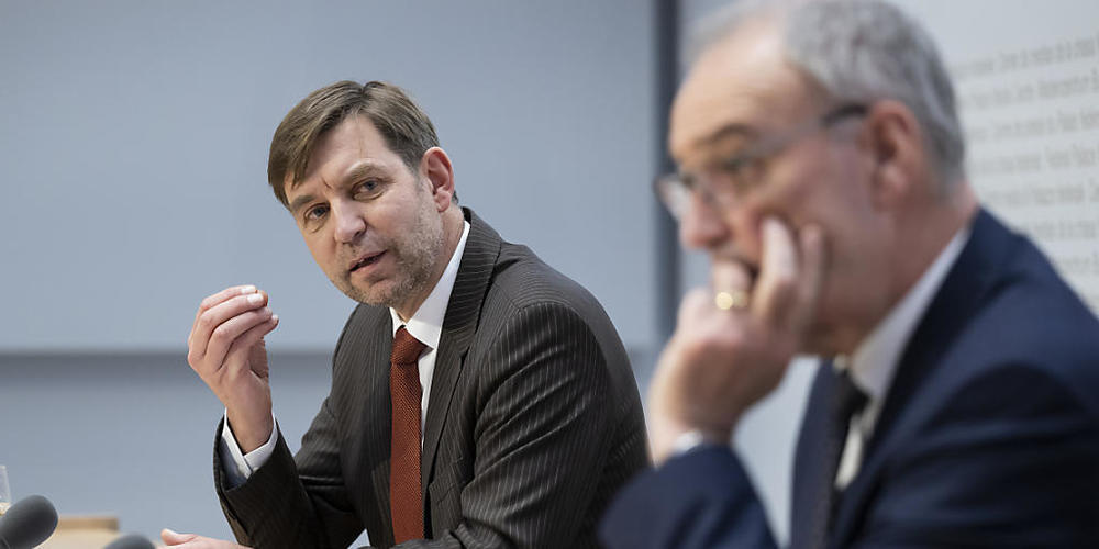 Der künftige Delegierte für wirtschaftliche Landesversorgung, Hans Häfliger (l.) bei seiner Vorstellung durch Bundesrat Guy Parmelin (r.).