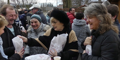 Gute Tradition ist in Widnau, dass Gemeindepräsidentin Christa Köppel als «Zöpflifee" die Butterzöpfe verteilt»