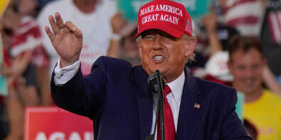 ARCHIV - Der ehemalige US-Präsident Donald Trump spricht bei einer Wahlkampfveranstaltung in Miami. Foto: Rebecca Blackwell/AP/dpa