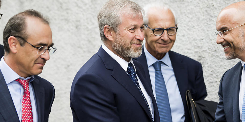 Auf der Liste der Kläger in Luxemburg stehen Gerichtsdokumenten zufolge im Westen bekannte Oligarchen, unter ihnen der Ex-Besitzer des englischen Fussballclubs FC Chelsea, Roman Abramowitsch (Mitte). (Archivbild)