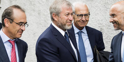 Auf der Liste der Kläger in Luxemburg stehen Gerichtsdokumenten zufolge im Westen bekannte Oligarchen, unter ihnen der Ex-Besitzer des englischen Fussballclubs FC Chelsea, Roman Abramowitsch (Mitte). (Archivbild)