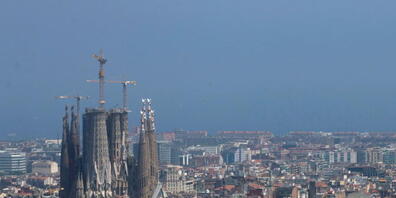Die Spitzen der in diesem Jahr vollendeten zwei neuen Türme der Sagrada Familia in Barcelona sind am Freitagabend erstmals erleuchtet worden. Der feierliche Moment erfolgte nach dem traditionellen Weihnachtskonzert in dem weltberühmten Bauwerk von...