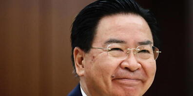 Der taiwanesisch Aussenminister Joseph Wu hofft auf intensivere Beziehungen zwischen Taiwan und der Schweiz. Davon würde Bern profitieren, ist er überzeugt: "Wir haben viele Expertinnen und Experten für Cybersicherheit und für die Bekämpfung von D...