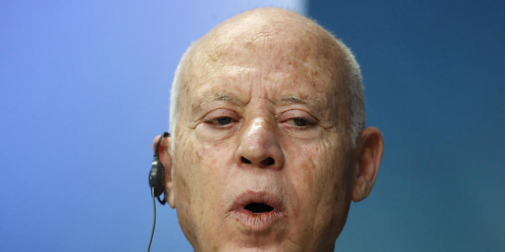 ARCHIV - Kais Saied, Präsident von Tunesien,  spricht während einer Medienkonferenz auf einem EU-Afrika-Gipfel. Foto: Johanna Geron/Pool Reuters/AP/dpa