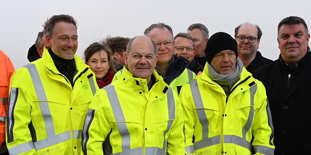 In Wilhelmshaven ist am Samstag im Beisein von Finanzminister Christian Lindner, Kanzler Olaf Scholz und Wirtschaftsminister Robert Habeck (von links nach rechts in Schutzwesten) der erste deutschen Importterminal für Flüssigerdgas (LNG) eröffnet ...