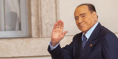 ARCHIV - Silvio Berlusconi, Vorsitzender Forza Italia, winkt am Präsidentenpalast Quirinale nach einem Treffen mit dem italienischen Staatspräsidenten Mattarella. Foto: Mauro Scrobogna/LaPresse via ZUMA Press/dpa