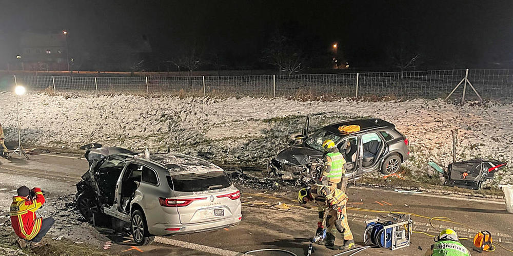 Auf dem Autobahnzubringer A23 bei Roggwil TG ist am Samstagabend bei einer Frontalkollision zwischen zwei Autos ein 74-jähriger Autofahrer ums Leben gekommen. Drei weitere Personen wurden beim Unfall laut Polizei schwer verletzt.
