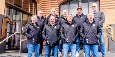 Im Bild: hintere Reihe v. l. Victor Ledergerber (Sponsor Freihof Gossau), Esad Muric (Sponsor Marcel Müller AG), Roger Steiner, Andreas  Oberholzer, Carlo Troisi (Präsident FC Gossau); vordere Reihe v. l. Marco Huber, Marcel Ucan, Reto Huber und Raphael Eigenmann (Revisor). 