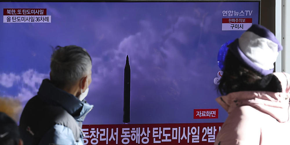Menschen sehen auf einen Fernsehbildschirm, auf dem eine Nachrichtensendung über den nordkoreanischen Raketenstart mit Filmmaterial gezeigt wird, im Bahnhof von Seoul. Foto: Shin Jun-Hee/YONHAP/AP/dpa
