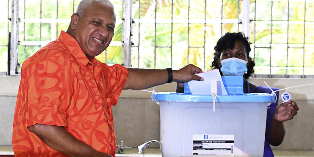 ARCHIV - Fidschis Premierminister und FijiFirst-Chef Frank Bainimarama bei der Stimmabgabe zu den Parlamentswahlen. Foto: Mick Tsikas/AAP/AP/dpa