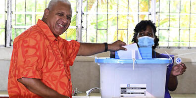 ARCHIV - Fidschis Premierminister und FijiFirst-Chef Frank Bainimarama bei der Stimmabgabe zu den Parlamentswahlen. Foto: Mick Tsikas/AAP/AP/dpa