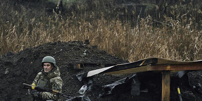 Ein ukrainischer Soldat steht in einem Stellungsgraben. Foto: Libkos/AP/dpa