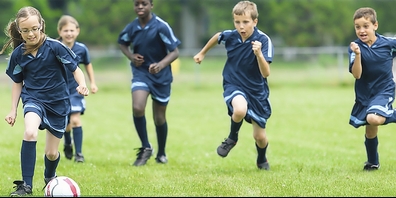 Fussballspielen ist eine gute Freizeitbeschäftigung und trägt viel zur Integration bei. 