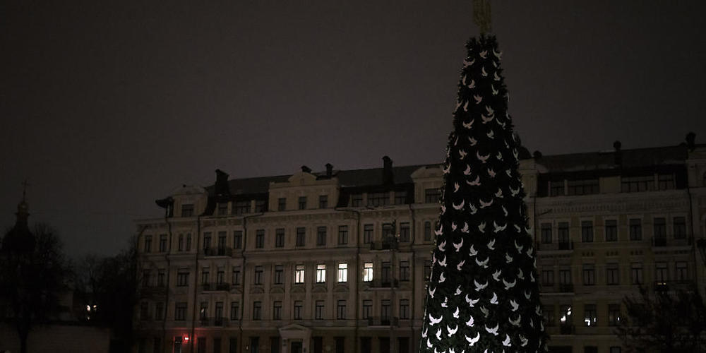 dpatopbilder - Jahresende in der ukrainischen Hauptstadt Kiew. Über Silvester fürchten die Ukrainer weitere russische Angriffe. Foto: Felipe Dana/AP/dpa