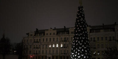 dpatopbilder - Jahresende in der ukrainischen Hauptstadt Kiew. Über Silvester fürchten die Ukrainer weitere russische Angriffe. Foto: Felipe Dana/AP/dpa