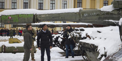 ARCHIV - Wolodymyr Selenskyj (l), Präsident der Ukraine, und Rishi Sunak, Premierminister von Großbritannien, betrachten zerstörte russische Militärfahrzeuge. Foto: ---/Ukrainian Presidential Press Office via AP/dpa - ACHTUNG: Nur zur redaktionell...