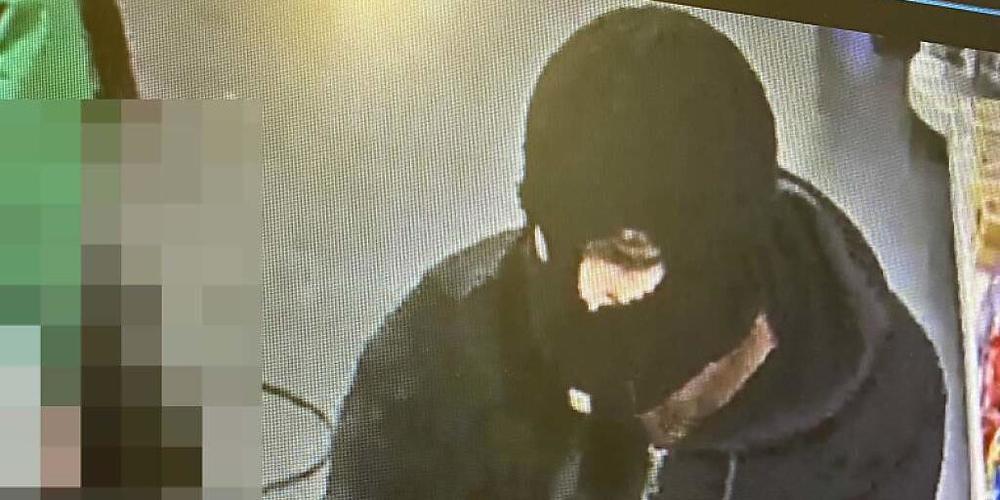 Der Täter bedrohte einen der Angestellten mit einem Messer.