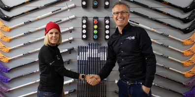 WaSa-Vereinspräsident Thomas Eberle mit Mirca Anderegg, Sales Managerin Floorball bei Conte Sports.