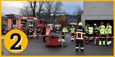 Sirenengeheul, ein Einsatzwagen nach dem anderen, sogar die Rega ist mit vier Helikoptern beim Lachner Hallenbad, nachdem dort Ozon-Gas ausgetreten ist. Das Hallenbad wird während der Untersuchungen geschlossen.