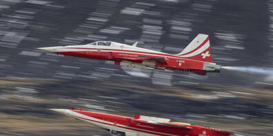Im Training für eine Flugshow in den Niederlanden kam es im Juni 2016 zu einer Kollision zwischen zwei Kampfjets der Patrouille Suisse. Der Pilot der abgestürzten Maschine muss sich seit Montag vor dem Militärgericht in Aarau verantworten. (Symbol...