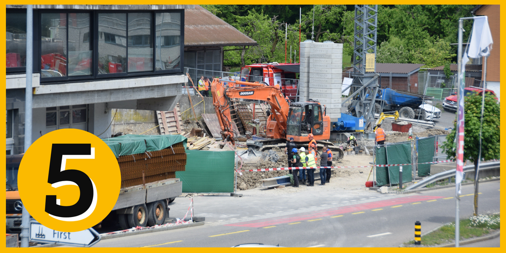 Am 12. Mai werden drei Arbeiter in der First Feusisberg durch den Einsturz einer Baugrube verschüttet. Bis in die Nacht hinein sind Sicherheitskräfte mit der Bergung der Verunglückten beschäftigt. Alle drei Männer überleben das Unglück nicht. 