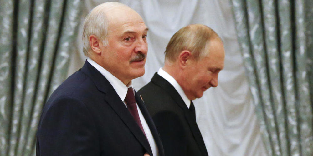 ARCHIV - Alexander Lukaschenko (l), Präsident von Belarus, und Wladimir Putin, Präsident von Russland, gehen während einer gemeinsamen Pressekonferenz im Kreml durch den Saal. Foto: Shamil Zhumatov/Pool Reuters/AP/dpa