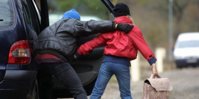 Zum Glück sind die Frau und das Mädchen nicht eingestiegen und es blieb es bei diesem Symbolbild...