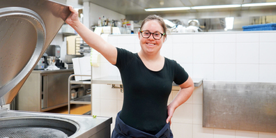 Der Arbeitsplatz von Vera Pongracz: Seit Anfang Jahr wäscht und rüstet sie hier in der Küche des Restaurants Schönbühl tagtäglich Salat und Gemüse. 