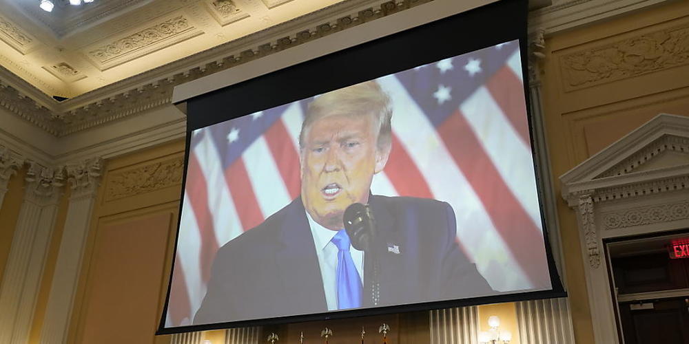 Ein Video von Donald Trump wird während der letzten Anhörung des Untersuchungsausschusses gezeigt. Foto: J. Scott Applewhite/AP/dpa