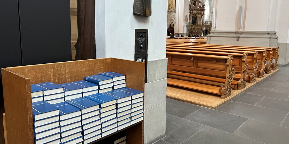 Das blaue Gesangsbuch in den katholischen Kirchen soll durch ein schlankeres Buch, eine Internetplattform und eine App ersetzt werden.