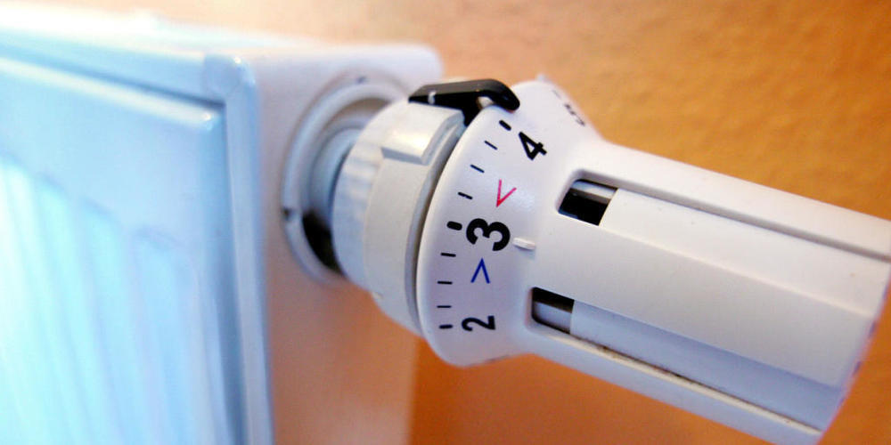 Ein Heizkörper mit Thermostat: Viele Hüsli-Besitzer wollen weg von den fossilen Heizanlagen (Symbolbild).