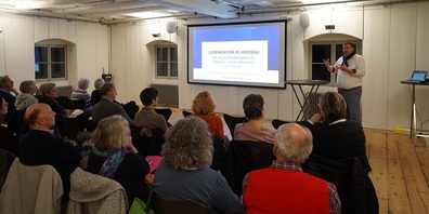 Gemeinderat Glen Aggeler konnte rund 30 Teilnehmerinnen und Teilnehmer begrüssen.