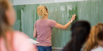 Der Lehrermangel ist mittlerweile auch Thema an den Gerichten. Das Zürcher Verwaltungsgericht hat nun entschieden, dass der Praxisteil der Ausbildung auch in einem anderen Kanton absolviert werden darf. (Symbolbild)