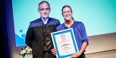 Nicola Spirig erhält von Regierungsrat Mario Fehr den Sportpreis des Kantons.
