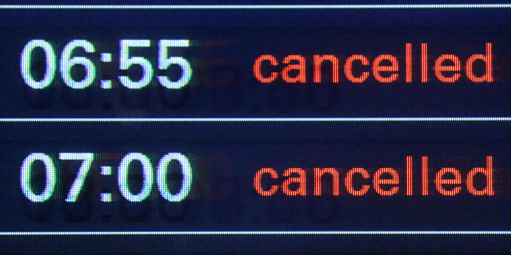 ARCHIV - Symbolbild. Der Vermerk "cancelled" ist am 28.08.2014 auf dem Flughafen Hamburg auf einer Anzeigetafel zu lesen. Foto: picture alliance / dpa