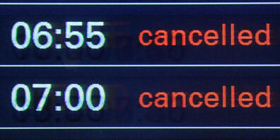 ARCHIV - Symbolbild. Der Vermerk "cancelled" ist am 28.08.2014 auf dem Flughafen Hamburg auf einer Anzeigetafel zu lesen. Foto: picture alliance / dpa