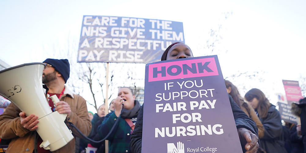 Mitglieder des Royal College of Nursing (RCN) streiken vor dem Krankenhaus St. Thomas. Streiks im britischen Gesundheitsdienst NHS haben Sorgen vor großen Lücken bei Notaufnahmen und Notärzten ausgelöst. Foto: James Manning/PA Wire/dpa