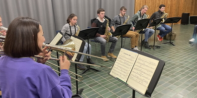 Die Big Band Kanti Wattwil probt für ihr Neujahrskonzert mit Gastsolist Michael Zisman (Bandoneon).